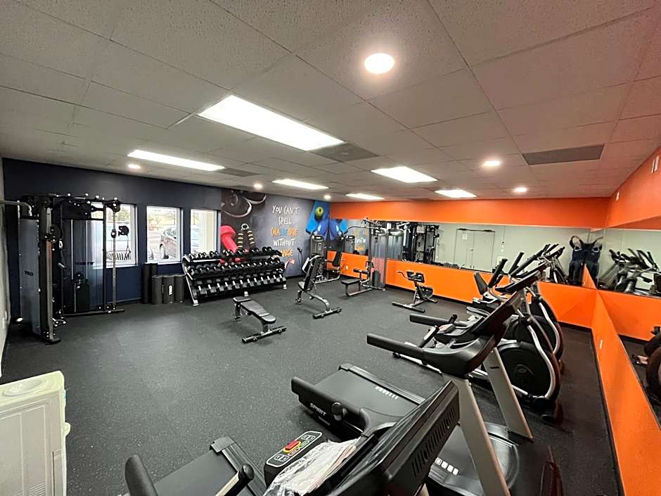 Orangewood Inn & Suites Kansas City Airport