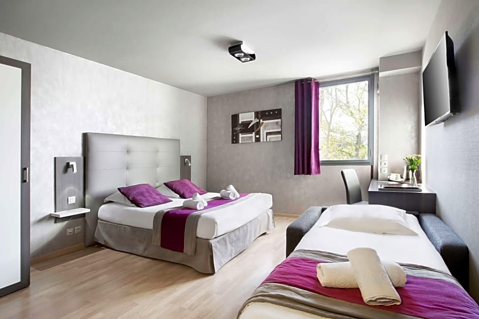 Photo 1 of 5 of Comfort 2 Twin Beds with Sofabed, Accessible