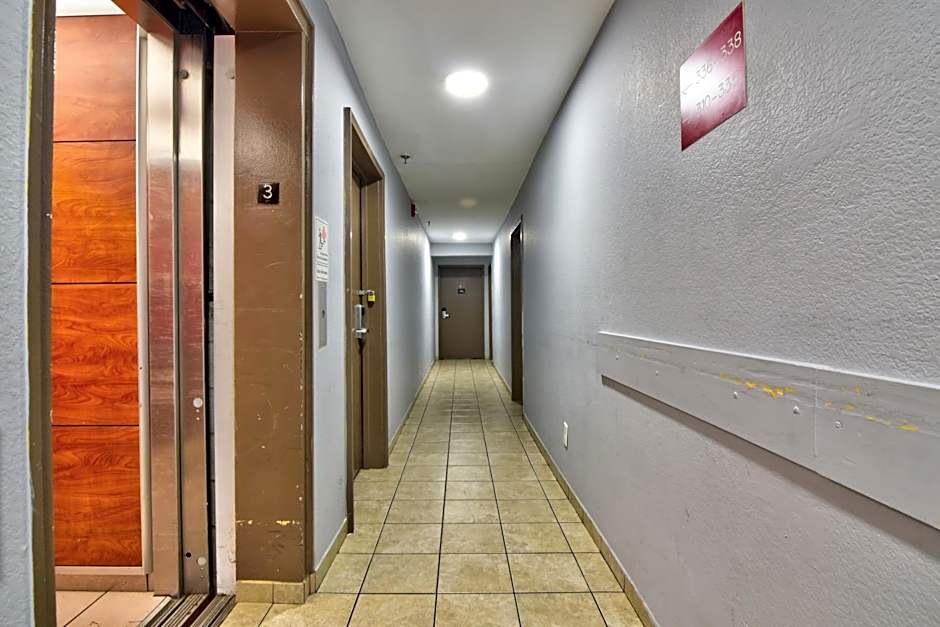Econo Lodge Inn & Suites I-64 & Us 13