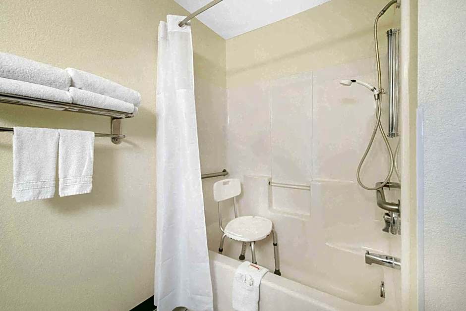Days Inn & Suites by Wyndham Fargo 19th Ave/Airport Dome
