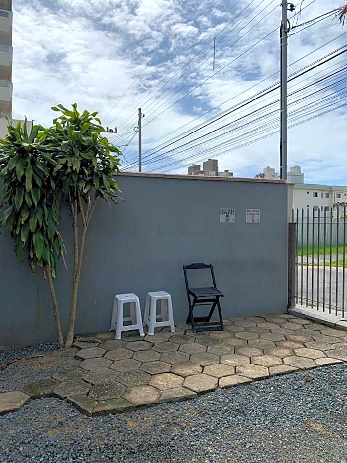 Fica, Vai ter Bolo Hostel