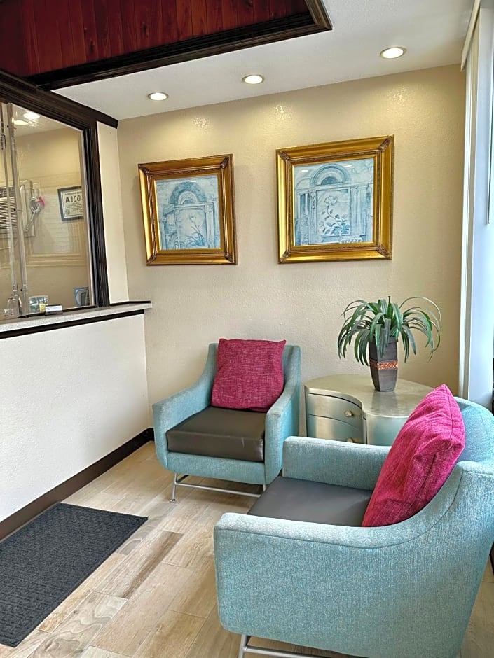 Whistling Pines Motel- Daily and Extended Stay