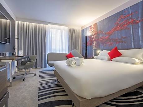 Deluxe Executive with 1 queen size bed and 1 single sofa