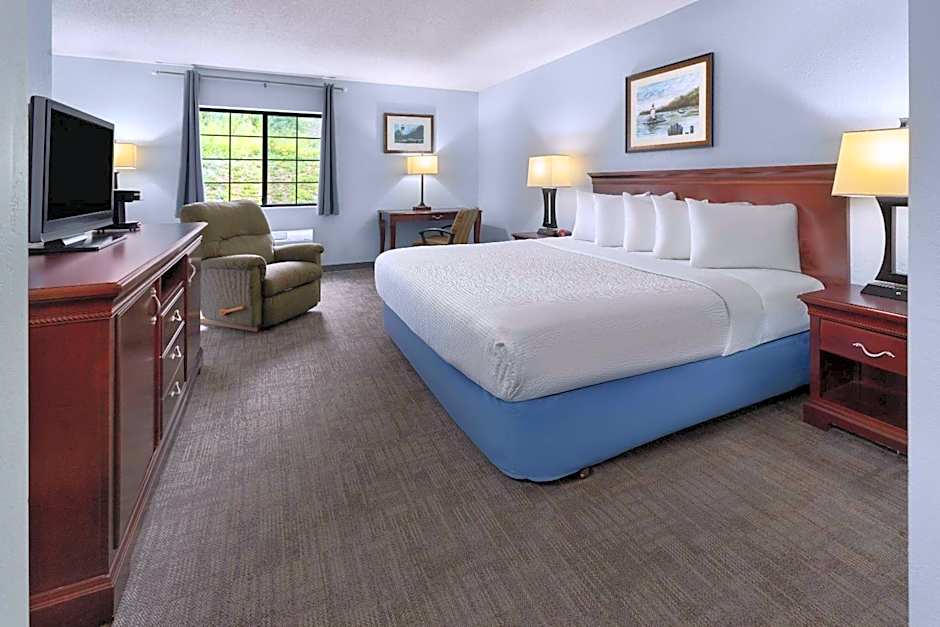 Days Inn by Wyndham Iron Mountain