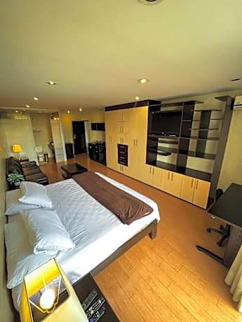 Superior King Suite