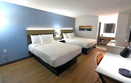 2 Queen Beds Non-Smoking Pet Friendly Room Work Desk Microwave Fridge Wi-Fi Full Breakfast