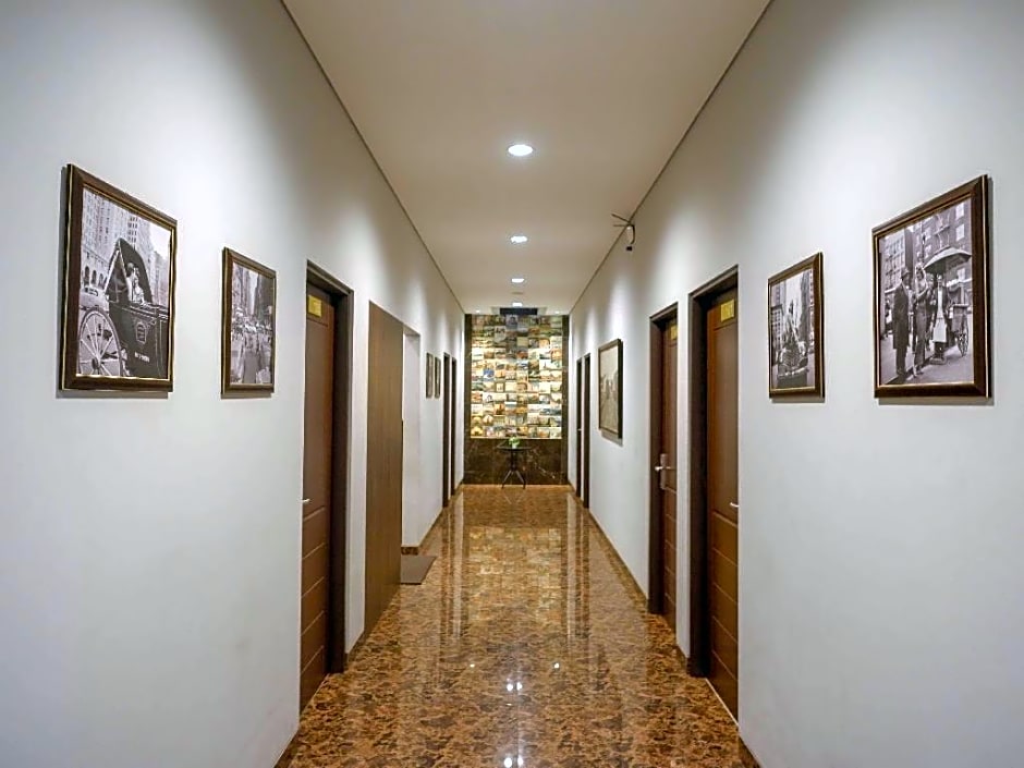 SANS Hotel Empress Simpang Lima