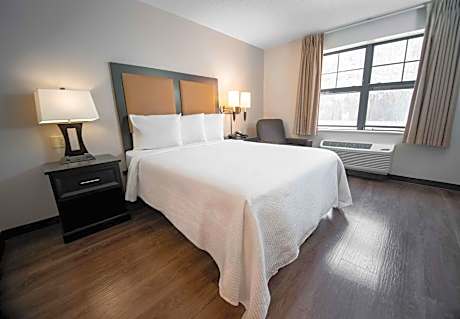 Studio with 1 Queen Bed - Hearing Accessible - Non-Smoking