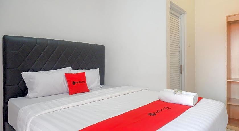 RedDoorz near Kawasan Simpang Lima Area