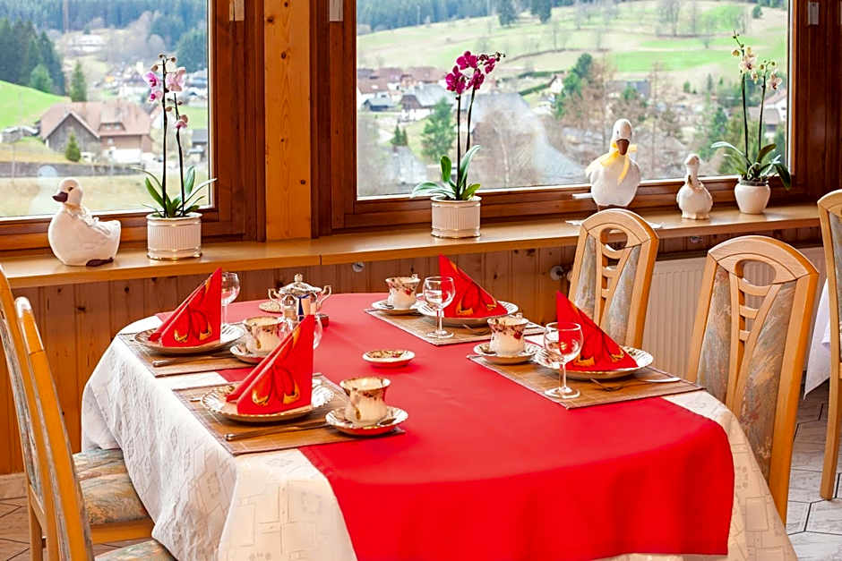 Auerhahn Bed and Breakfast - Black Forest - Waldhotel