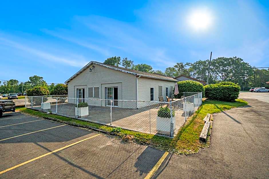 Great Lakes Inn & Suites