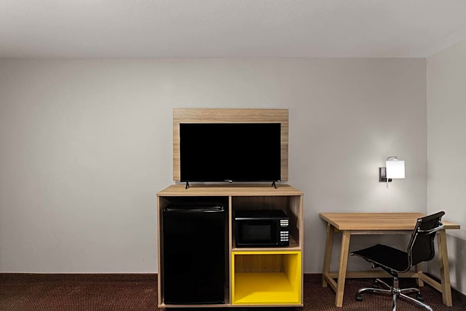 Days Inn by Wyndham Pratt