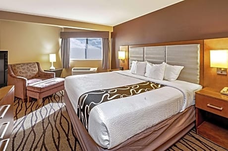 Deluxe King Suite with City/Mountain View - Non-Smoking
