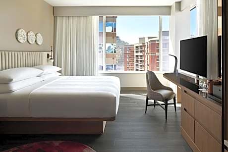 1 Bedroom Suite, 1 King, Sofa bed, City view, Corner room