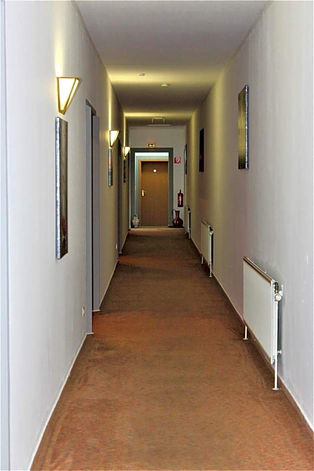 Hotel Alsterquelle 24h Check-in, Free Parking and WiFi