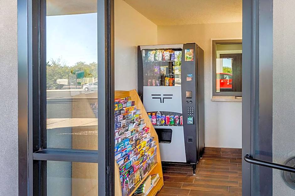 Econo Lodge West - Coors Blvd