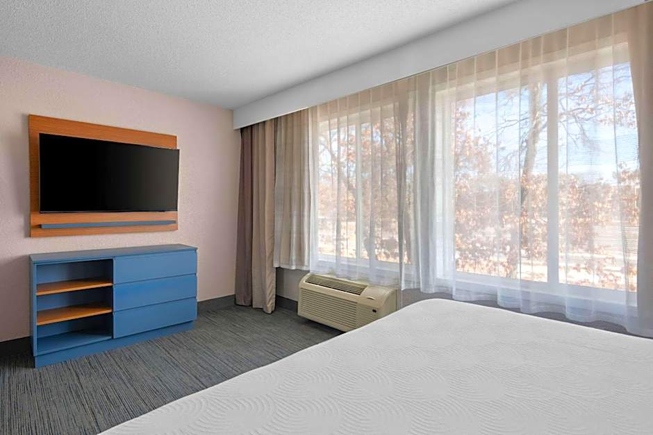 Country Inn & Suites by Radisson, Coon Rapids, MN