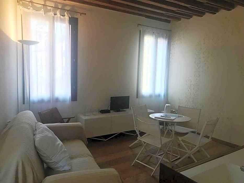 Contemporary Apartment in Venice FF