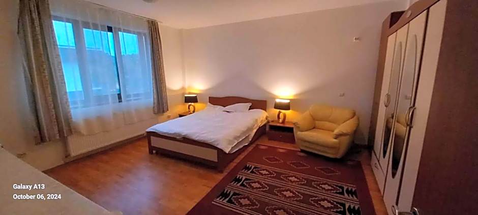 VillaWeb 9rooms - Long term business aparthotel 29 Euro per night per room, min 3months