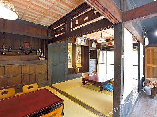 Nerome01 Okinawan Traditional House in Yambaruvs