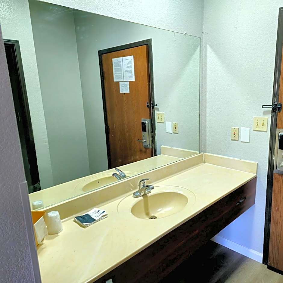 Budget Inn, Hwy 41