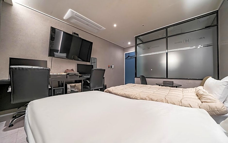 Hotel Hermes at Yongin Everland Station