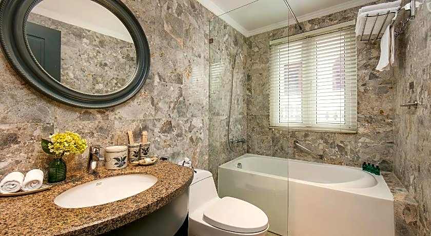 La Mejor Hotel & Sky Bar