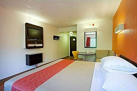 1 Queen Bed | ADA/RI Shower/Micfridge