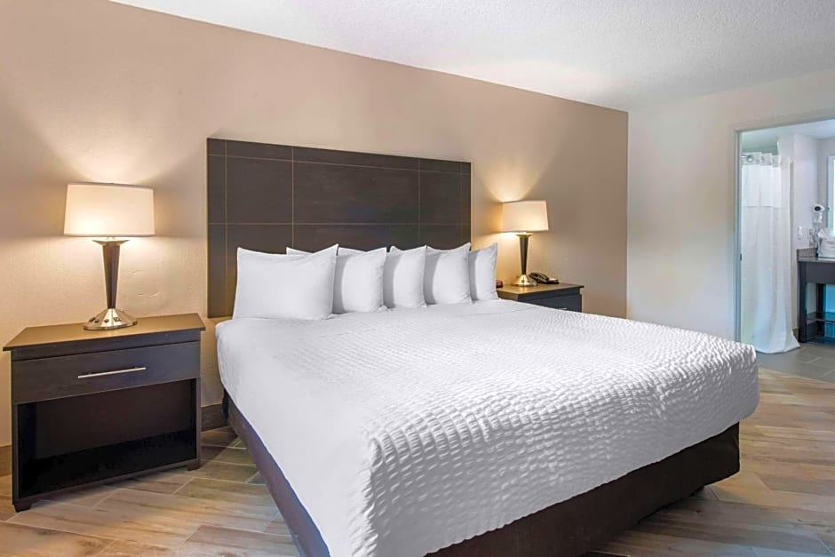 Clarion Inn & Suites Kissimmee-Lake Buena Vista South
