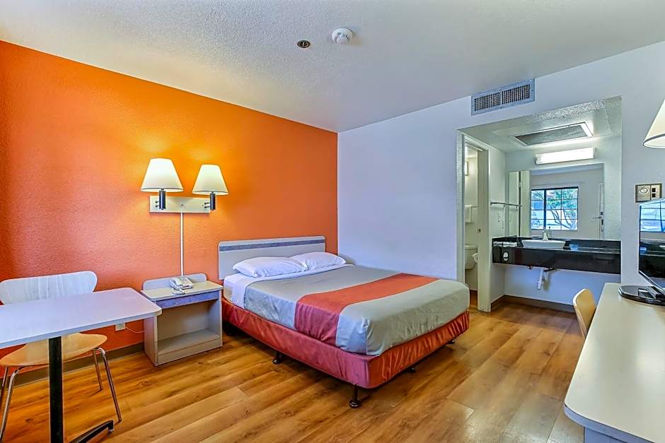 Super 8 by Wyndham Livermore