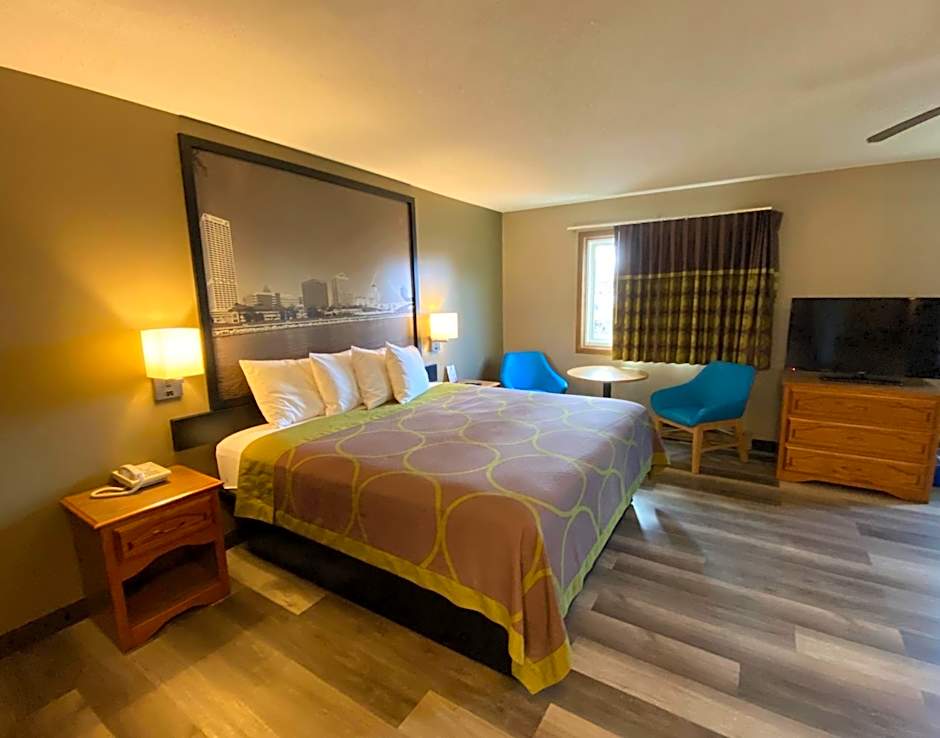 Super 8 by Wyndham Green Bay Near Stadium
