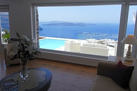 HONEYMOON WITH PRIVATE POOL & CALDERA SEA VIEW