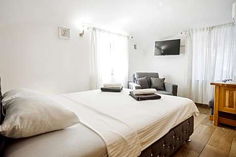 Economy Triple Room