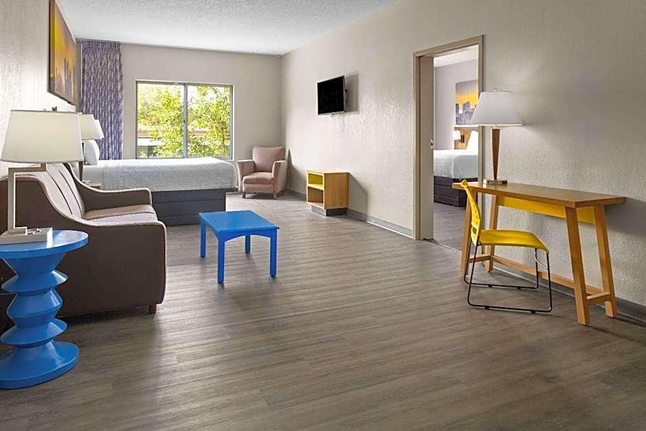 Days Inn & Suites by Wyndham Albany