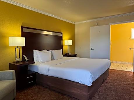 1 King Bed Smoking Accessible