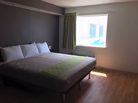 King Room with Spa Bath - Non-Smoking