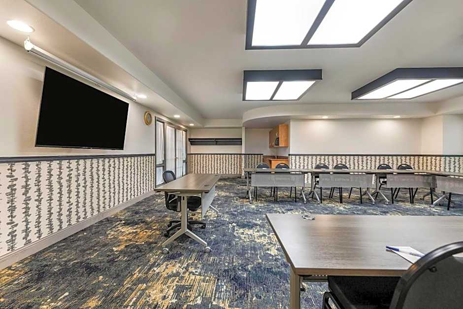 Days Inn & Suites by Wyndham Thunder Bay
