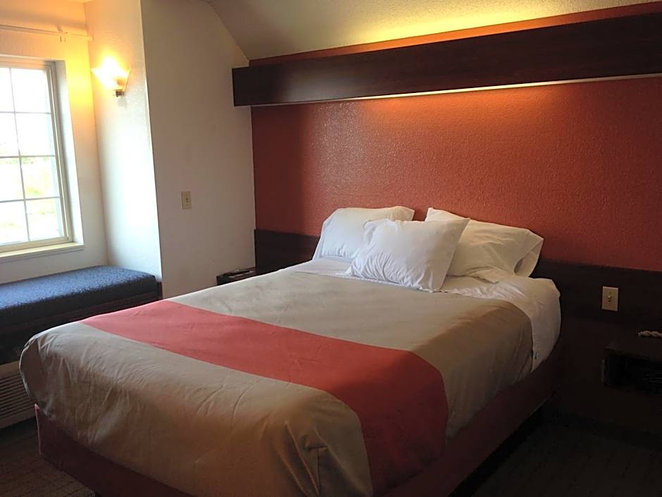 Motel 6-Olathe, KS