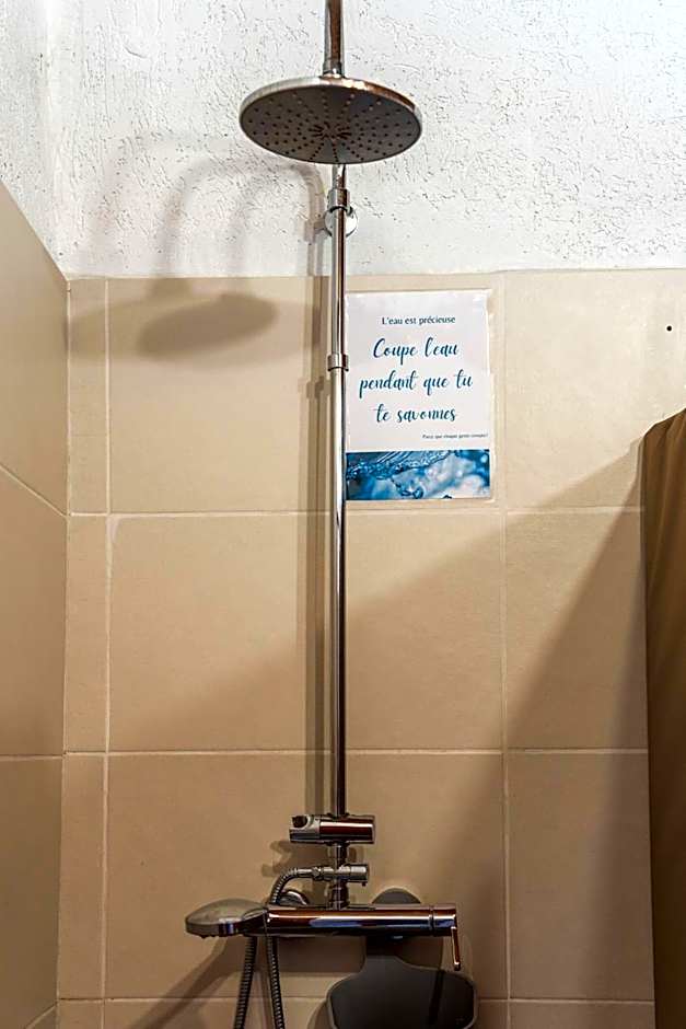 Les Baroudeurs Hostel