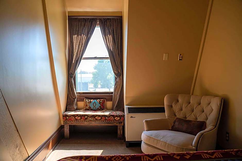 Sheridan Inn, B/W Signature Collection