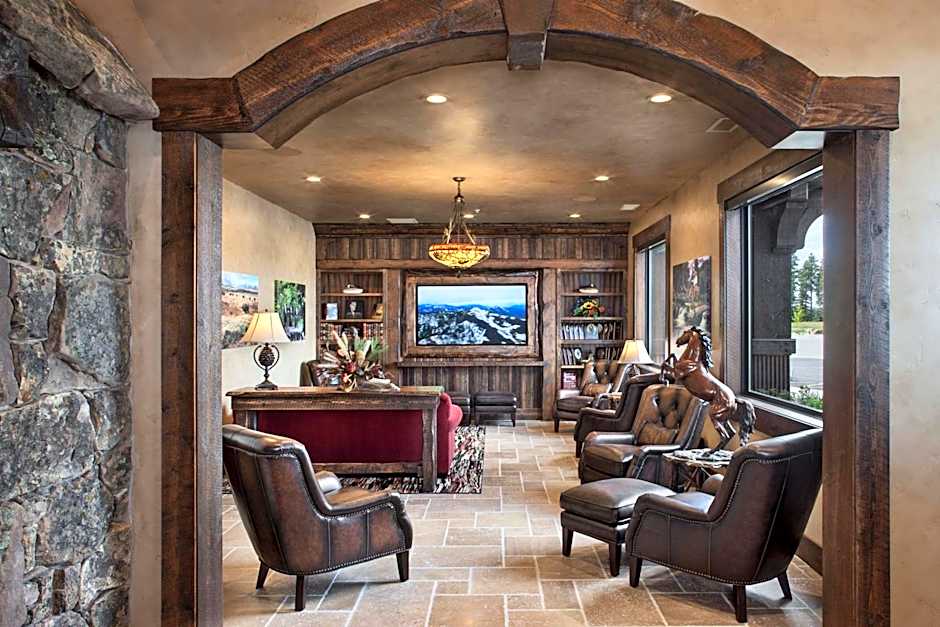 Glacier International Lodge