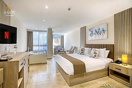 Jacuzzi Suite with Pyramids View