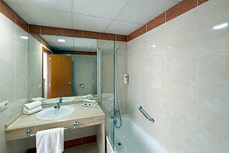 TRIPLE SUPERIOR ROOM WITH TERRACE (2 ADULTS + 1 CHILD)