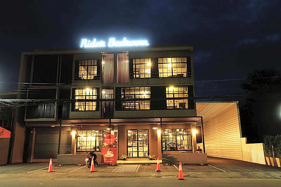 Rider Bedroom Hostel & Cafe