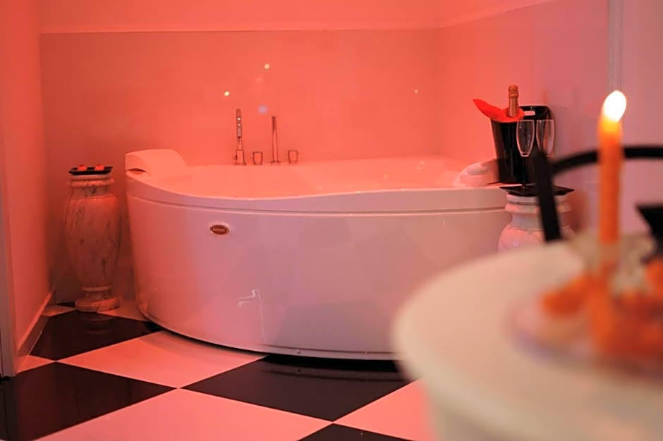 Photo 1 of 10 of 1 Queen Bed, Jetted Tub