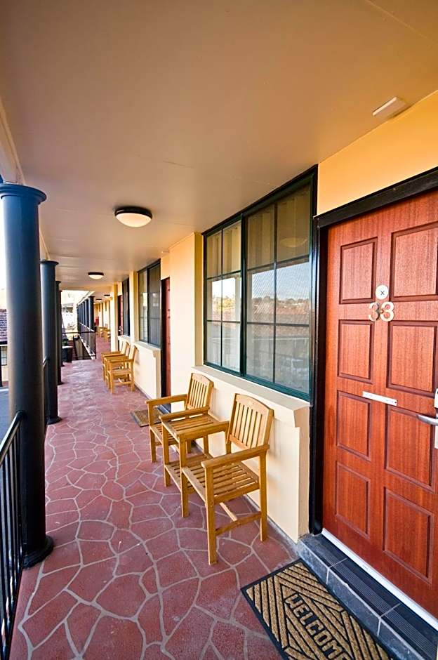 Country Plaza Motel