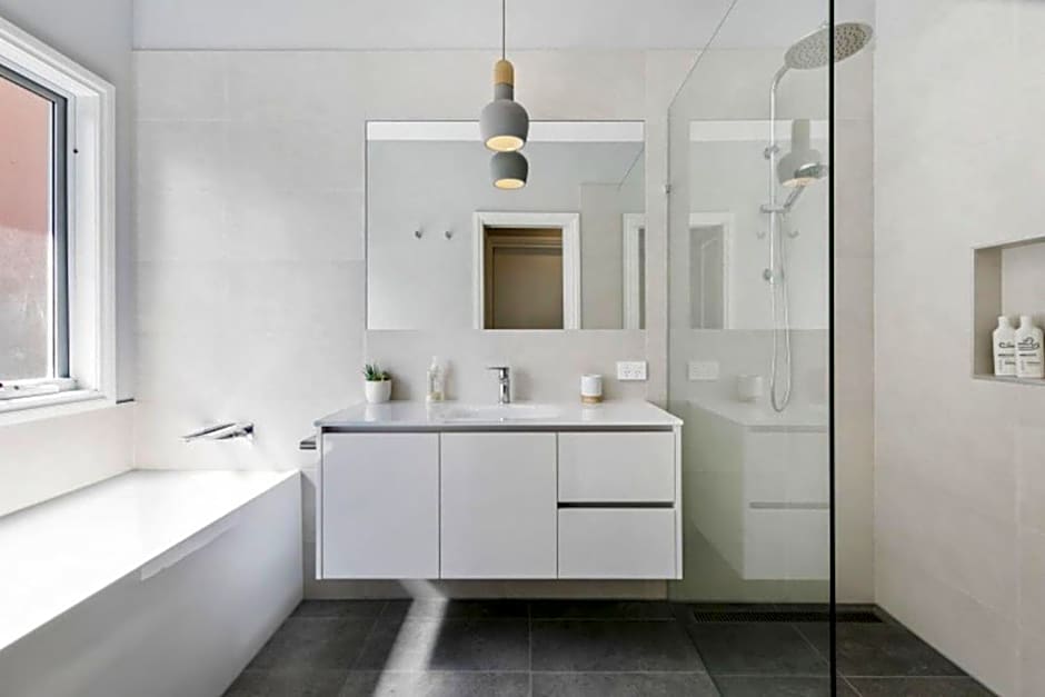 HALE KUPA Rye Beach House Spa Table Tennis