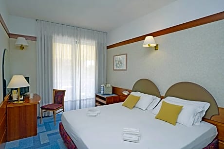 Comfort Twin/Double Room with Lateral Lake View