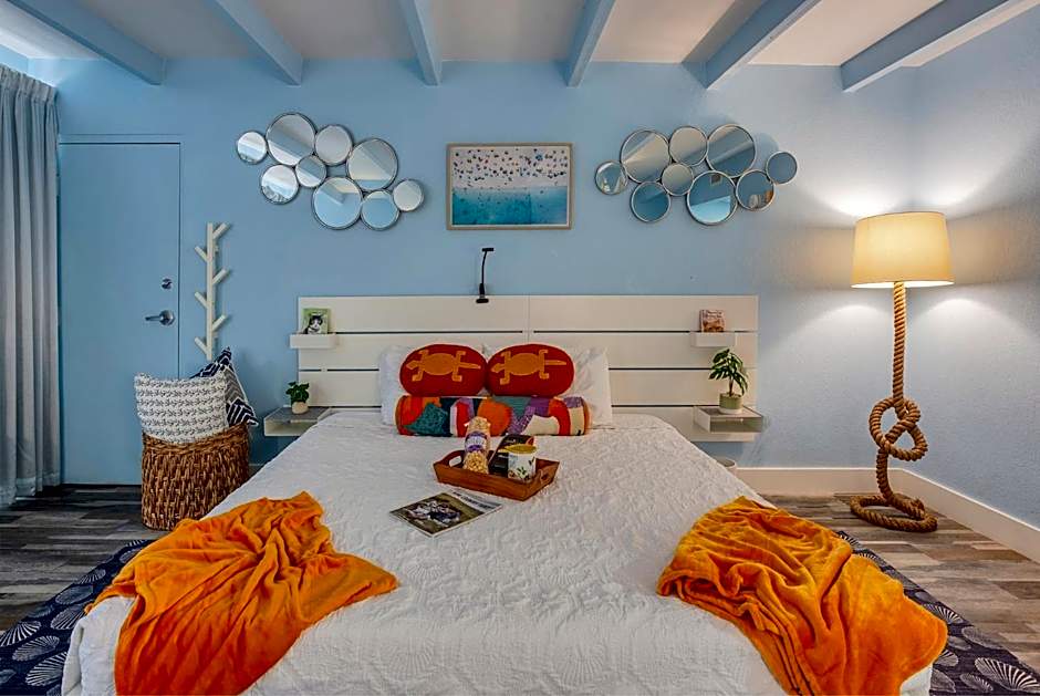 TAMPA BAY, BEACH step away, WIFI, FREE PARKING,POOLS, JACUZZI