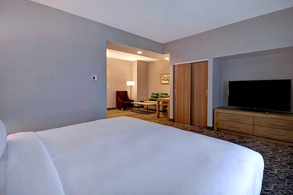 DoubleTree by Hilton St. Louis-Airport